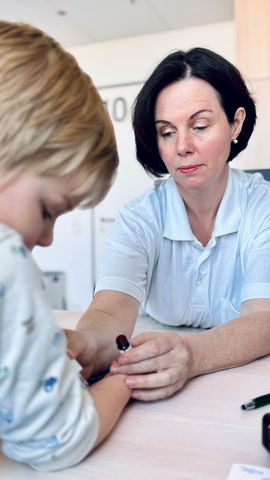 Ärztin führt Allergietest bei kleinem Kind durch