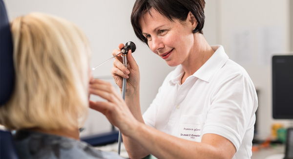 Dr. med. Claudia Ernstberger untersucht Patientin
